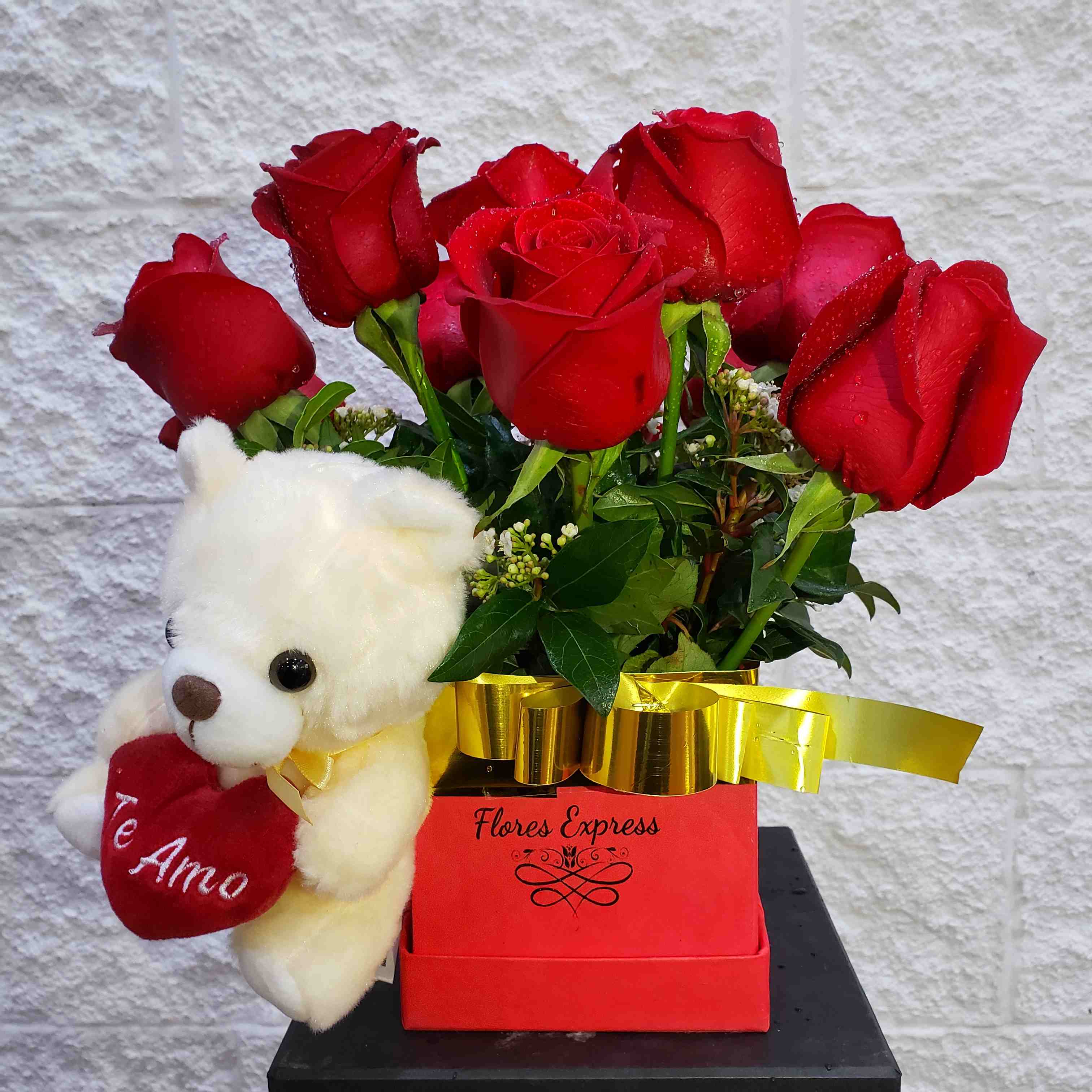 Envio y venta de flores ,rosas, plantas,arreglos florales ,regalos y desayunos a domicilio con delivery gratis en la Ciudad Autonoma de Buenos Aires y con costo de env�o en localidades del Gran Buenos Aires asi como delivery de flores y plantas a trav�s de florerias asociadas en todas las provincias de la Argentina, Buenos Aires, la Pampa, Tucuman, La Rioja, R�o Negro, Entre Rios, Corrientes, Misiones, Neuquen, Chubut, Tierra del Fuego, Santa Cruz, San Luis, Mendoza, Cordoba, Jujuy, Formosa, Santiago del Estero, Salta, Chaco, Catamarca ,San Juan, y ademas realizamos el delivery de flores ,coronas,palmas , plantas y regalos a todas las ciudades de Argentina, Mar del Plata, C�rdoba, Buenos Aires, con cargo en Santa Rosa, La Plata, Bella Vista, Neuquen, Pilar, Paran�, Posadas, Resistencia, Cipolleti y mas de 300 ciudades y localidades en todo el territorio de nuestro pa�s, asi como tambien tenemos la posibilidad de enviar flores a casi todo el mundo en cuestion de horas